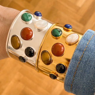 Manchette Iris dorée et argentées portées, montrant les pierres naturelles, l’éclat de la dorure ou de l'argenture et l’ajustement du bracelet.