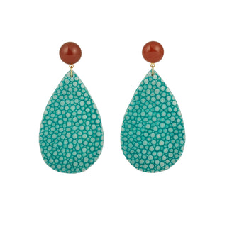Boucles d’oreilles Acqua en galuchat turquoise et cornaline, en laiton doré à l’or fin 24 carats, packshot sur fond neutre, disponibles en percées ou clips.