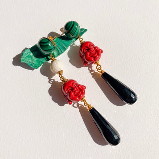 Boucles d’oreilles Céleste dépareillées dorées, détail posé mettant en valeur la malachite, l’onyx noir, le jaspe rouge bouddha, la gorgone blanche et la finition en or fin 24 carats.
