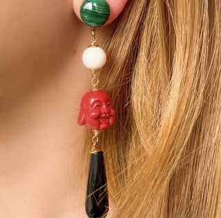 Boucles d’oreilles Céleste dépareillées dorées en pierres naturelles détails portées, montrant l’asymétrie, les couleurs contrastées et l’éclat de la dorure, disponibles en percées ou clips.