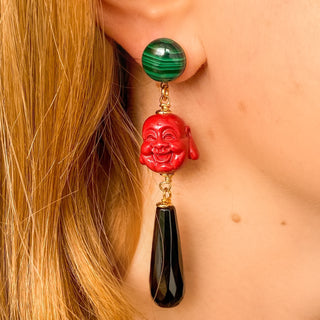 Boucles d’oreilles Céleste dépareillées dorées en pierres naturelles détails de profil, montrant l’asymétrie, les couleurs contrastées et l’éclat de la dorure, disponibles en percées ou clips.