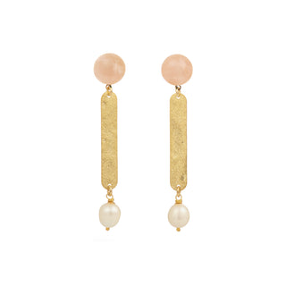 Boucles d’oreilles Cleo pendantes dorées en quartz rose et perles blanches, en laiton doré à l’or fin 24 carats, packshot sur fond neutre, disponibles en version percées ou clips. 