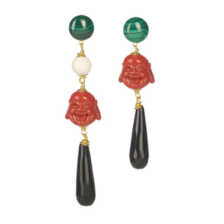 Boucles d’oreilles dépareillées Céleste et pendantes en pierres naturelles malachite, onyx noir, jaspe rouge bouddha et gorgone blanche, en laiton doré à l’or fin 24 carats, packshot sur fond neutre, disponibles en version percées ou clips.
