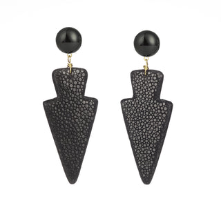 Boucles d’oreilles Gaby en galuchat noir et agate noire, forme flèche, en laiton doré à l’or fin 24 carats, packshot sur fond neutre, disponibles en percées ou clips.