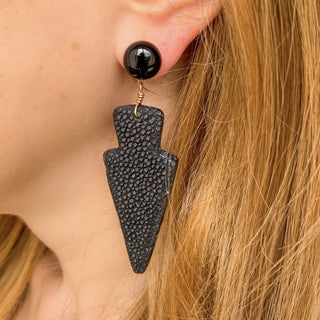 Boucles d’oreilles Gaby en galuchat noir portées, montrant la longueur totale de 7,5 cm et la largeur de 2,5 cm, avec pierre agate noire, disponibles en percées ou clips.