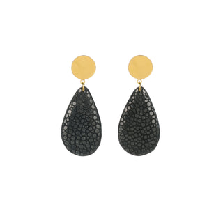 Boucles d’oreilles Gema en galuchat noir, en laiton doré à l’or fin 24 carats, packshot sur fond neutre, disponibles en percées ou clips.