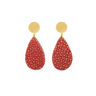 Boucles d’oreilles Gema en galuchat rose corail, en laiton doré à l’or fin 24 carats, packshot sur fond neutre, disponibles en percées ou clips.