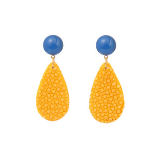 Boucles d’oreilles Gil en galuchat jaune et agate bleue, en laiton doré à l’or fin 24 carats, packshot sur fond neutre, disponibles en percées ou clips.