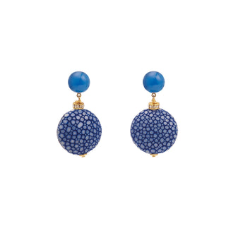 Boucles d’oreilles Grace en galuchat bleu et agate bleue, en laiton doré à l’or fin 24 carats, packshot sur fond neutre, disponibles en percées ou clips.