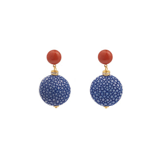 Boucles d’oreilles Grace en galuchat bleu et jaspe rouge, en laiton doré à l’or fin 24 carats, packshot sur fond neutre, disponibles en percées ou clips.