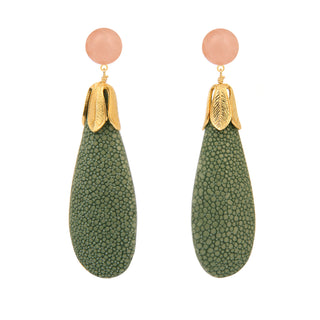 Boucles d’oreilles Jade en galuchat céladon et quartz rose, en laiton doré à l’or fin 24 carats, packshot sur fond neutre, disponibles en percées ou clips.