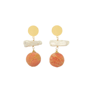 Boucles d’oreilles Moana pendantes dorées en corail éponge et perle blanche, en laiton doré à l’or fin 24 carats, packshot sur fond neutre, disponibles en version percées ou clips.