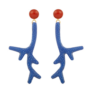 Boucles d’oreilles Morganne en galuchat bleu et jaspe bleu, en laiton doré à l’or fin 24 carats, packshot sur fond neutre, disponibles en percées ou clips.