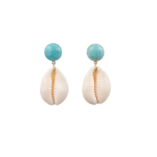 Boucles d’oreilles Océane pendantes dorées en coquillage cauri et amazonite, en laiton doré à l’or fin 24 carats, packshot sur fond neutre, disponibles en version percées ou clips. 