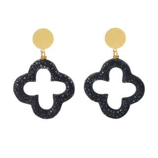Boucles d’oreilles Trèfle en galuchat noir, en laiton doré à l’or fin 24 carats, packshot sur fond neutre, disponibles en percées ou clips.