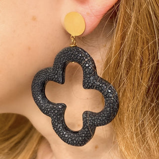 Boucles d’oreilles Trèfle en galuchat noir zoom porté, montrant la longueur totale de 7 cm et la taille du trèfle (5 × 5 cm), disponibles en percées ou clips.
