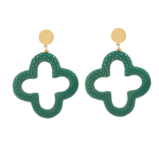 Boucles d’oreilles Trèfle en galuchat vert émeraude, en laiton doré à l’or fin 24 carats, packshot sur fond neutre, disponibles en percées ou clips.