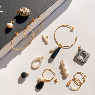 Vue d’ensemble des créoles Youm avec charms breloques perles, nacre et pierres naturelles pour personnaliser ses créoles.