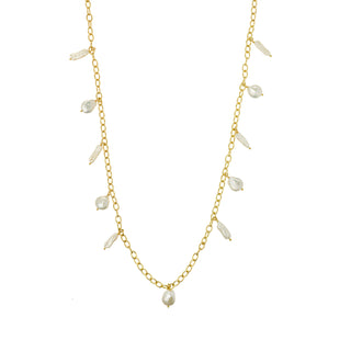 Collier Audrey Youm — perles blanches naturelles, doré à l’or fin 24k, longueur totale 43 cm, packshot sur fond blanc.