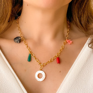 Collier Cara Youm porté, tombé naturel sur le décolleté, rendu lumineux et élégant.