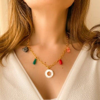 Collier Cara Youm porté, zoom sur les détails du collier. 