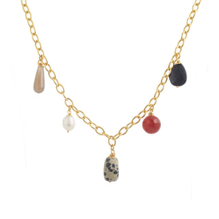 Collier Celia Youm en laiton doré à l’or fin 24k,avec perles et pierres naturelles (cornaline, onyx, agate), packshot sur fond blanc.  