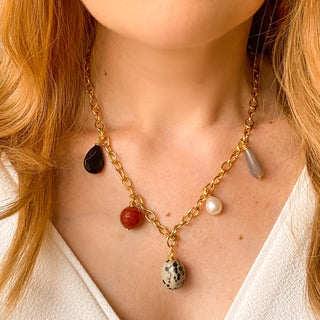 Collier Celia Youm porté, longueur 43 cm, tombé naturel sur le décolleté, doré avec des pierres et perles naturelles.