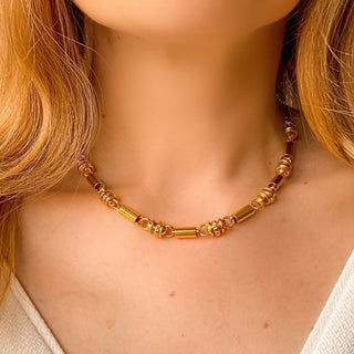 Collier Léon doré porté de face, chaîne large de 40 cm, style moderne et idéal en accumulation.