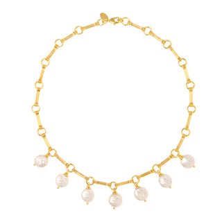Collier Luna doré en laiton doré à l’or fin 24 carats avec perles blanches naturelles, longueur 40 cm, packshot sur fond neutre.