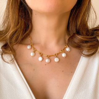 Collier Luna doré porté de face, perles blanches naturelles d’environ 1 cm, longueur 40 cm, style élégant et intemporel.