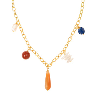 Collier Marius Youm — doré à l’or fin 24k, perles + pierres naturelles (lapis lazuli, agate, perle blanche), packshot sur fond blanc.  