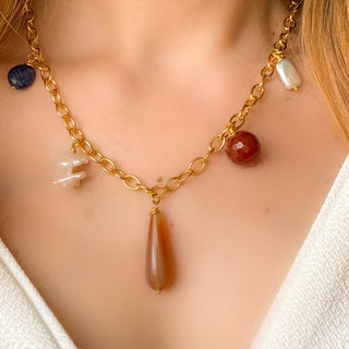 Zoom sur le collier Marius en pierres et perles Youm porté.