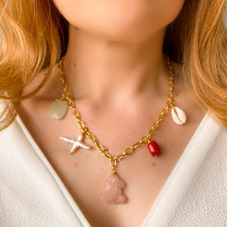 Collier Nami Youm porté, tombé naturel sur le décolleté, rendu lumineux, délicat et élégant.