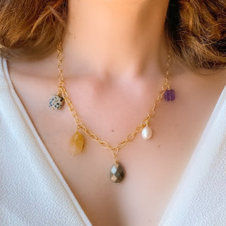 Collier Nora Youm porté, tombé naturel sur le décolleté, rendu lumineux et élégant.
