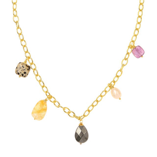Collier Nora Youm — doré à l’or fin 24k, perles + pierres naturelles (améthyste, quartz, perle blanche), packshot sur fond blanc, zoom sur les pierres.
