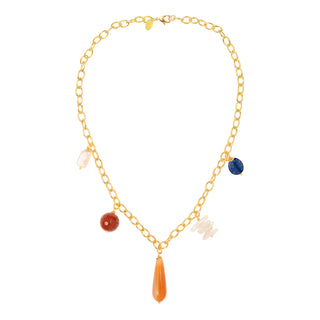 Collier Marius Youm — doré à l’or fin 24k, perles + pierres naturelles colorées (lapis lazuli, agate, perle blanche), packshot sur fond blanc.  