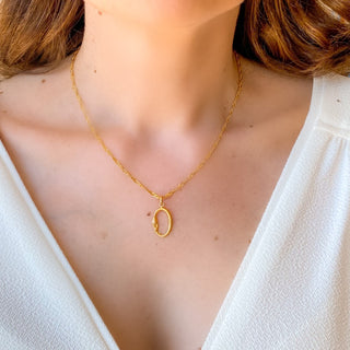 Collier serpent Loa doré porté, montrant le pendentif serpent, l’éclat de la dorure et la longueur de la chaîne.