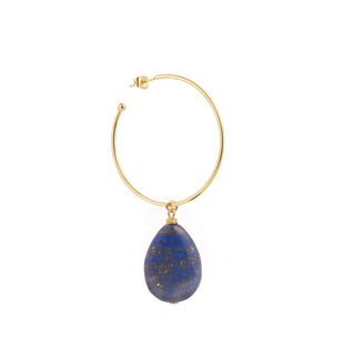 Grande créole dorée Youm avec charm interchangeable en lapis‑lazuli, packshot sur fond blanc.  