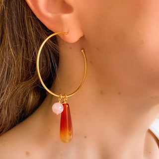 Créole Anaé dorée Youm avec charms en pierres agate et quartz rose, portée.