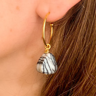 Créole Andréa dorée Youm avec charm en jaspe, portée profil.