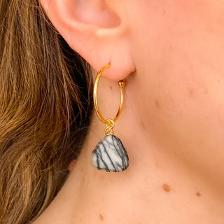 Créole Andréa dorée Youm avec charm en jaspe, portée.