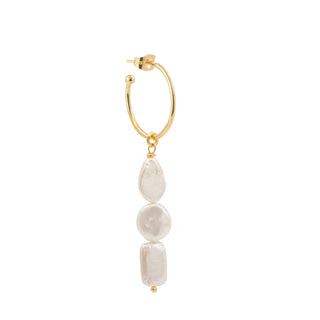 Créole Blanche dorée Youm avec charm breloque en perles blanches, packshot sur fond blanc.  