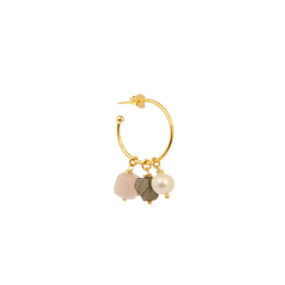 Créole Bianca dorée Youm avec charms perle + pyrite + quartz rose, packshot sur fond blanc.