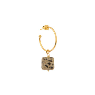 Créole Mira dorée Youm avec charm en jaspe dalmatien, packshot sur fond blanc.