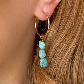 Créole Julia dorée Youm avec charm interchangeable en pierre amazonite, portée.
