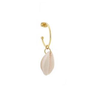 Créole Lya dorée Youm avec charm coquillage cauri, packshot sur fond blanc.  