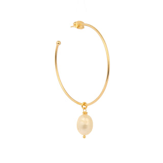 Créole Nova dorée Youm avec charm perle blanche interchangeable, packshot sur fond blanc.  