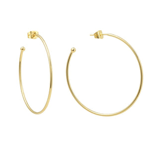 Créoles Catherine GM dorées, diamètre 5 cm, en laiton doré à l’or fin 24 carats, à porter seules ou personnalisables avec charms, packshot sur fond neutre.