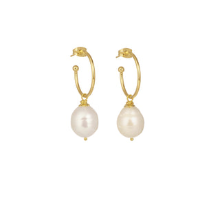 Créoles Jane dorées avec perle blanche ronde, en laiton doré à l’or fin 24 carats, packshot sur fond neutre.