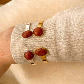 Joncs Théo argenté et doré avec pierre naturelle jaspe rouge porté, montrant la largeur du jonc et les pierres de 10×14 mm et 12 mm, modèle ajustable.